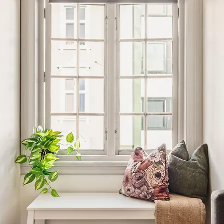 Apartment Dinbnb I Shopping, Cafes And Attractions At Your Doorstep! *