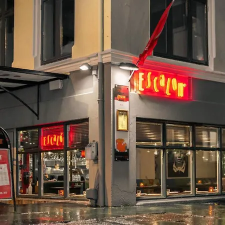 Dinbnb I Shopping, Cafes And Attractions At Your Doorstep! *