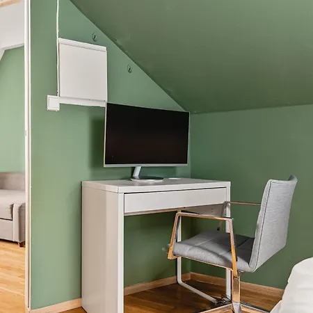 Apartment Dinbnb I Shopping, Cafes And Attractions At Your Doorstep! *