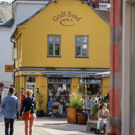 Dinbnb I Shopping, Cafes And Attractions At Your Doorstep!