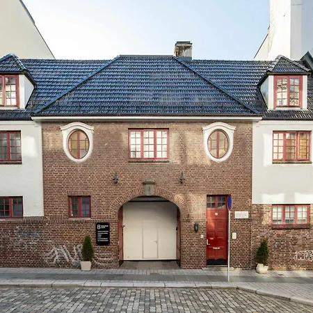 Dinbnb I Shopping, Cafes And Attractions At Your Doorstep! Apartment