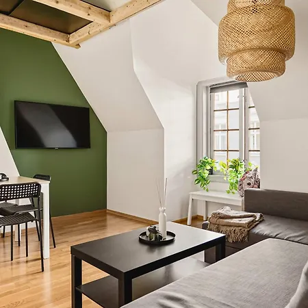 Dinbnb I Shopping, Cafes And Attractions At Your Doorstep!
